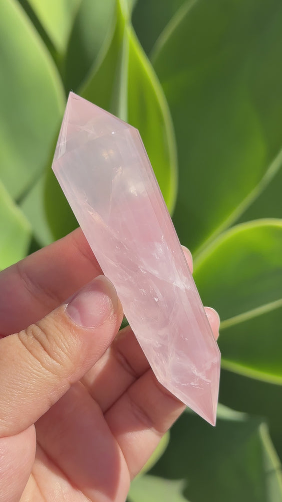 
                  
                    Load and play video in Gallery viewer, Rose Quartz Vogel
                  
                